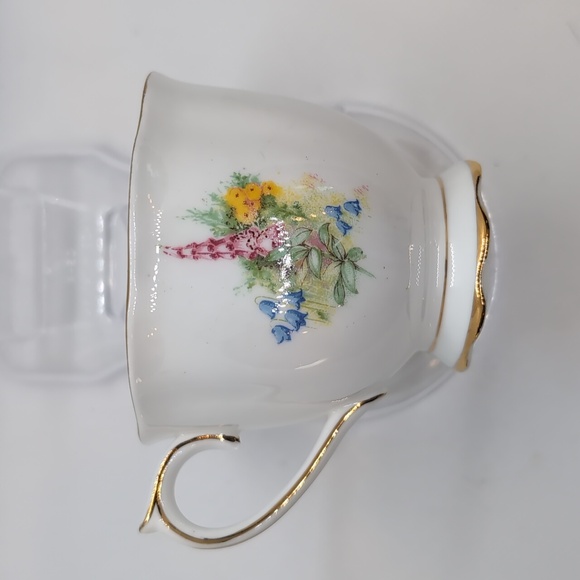 Royal Albert Tea Cup and Saucer - Picture 5 of 8